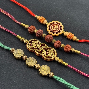 Confezione da 4 pezzi Rakhi / Consegna GRATUITA con corriere TRACCIABILE / Con carta OMAGGIO e Roli Chawal / Disponibile con dolci gourmet indiani