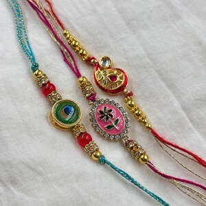 Rakhi, 2 stuks Pakket| GRATIS levering bij TRACEERBARE koerier | Met GRATIS kaart en Roli Chawal | Verkrijgbaar met Indiase gastronomische zoetigheden
