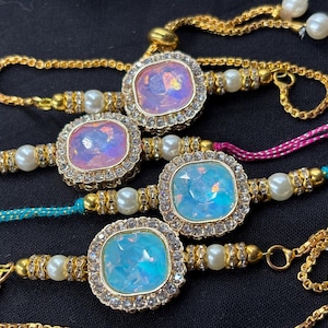Bhai Bhabhi rakhi-set | GRATIS levering bij TRACEERBARE koerier | Met GRATIS kaart en Roli Chawal | Verkrijgbaar met Indiase gastronomische zoetigheden