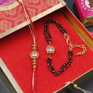 Bhai Bhabhi rakhi-set | GRATIS levering bij TRACEERBARE koerier | Met GRATIS kaart en Roli Chawal | Verkrijgbaar met Indiase gastronomische zoetigheden