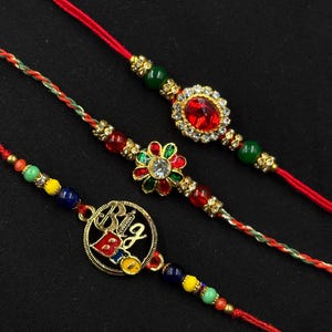 Confezione da 3 pezzi Rakhi / Consegna GRATUITA con corriere TRACCIABILE / Con carta OMAGGIO e Roli Chawal / Disponibile con dolci gourmet indiani