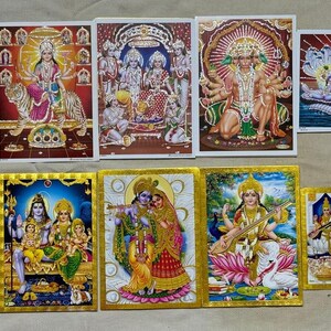 Peut inclure: Une collection de 10 estampes encadrées de divinités hindoues avec des bordures dorées. Les estampes représentent divers dieux et déesses, notamment Krishna, Radha, Shiva, Parvati et Lakshmi. Les estampes sont sur fond blanc.