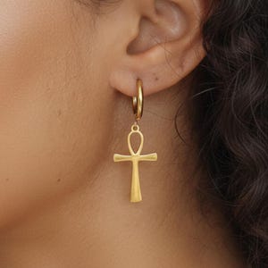 Ankh-ringoorbellen – gold filled roestvrij staal, waterdichte Egyptische sieraden, minimale symbolische sieraden van Ankh