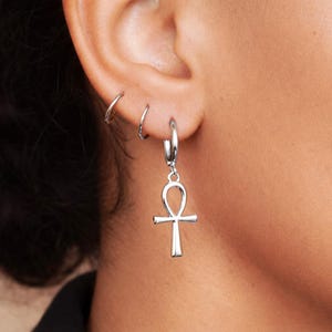 Ankh-oorbellen, kleine oorringen, ankh-oorbellen, Egyptische ankh, ankh-sieraden, ankh-oorbellen goud, 24-karaats met goud gevulde hoepels afbeelding 2