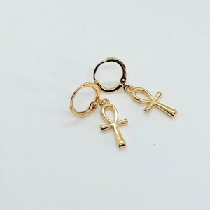 Op de afbeelding: Een paar gouden creolen met een ankh-bedel die aan elke creool hangt.