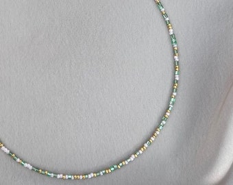 Collar de cuentas de semillas, joyería verde, rosa y dorada