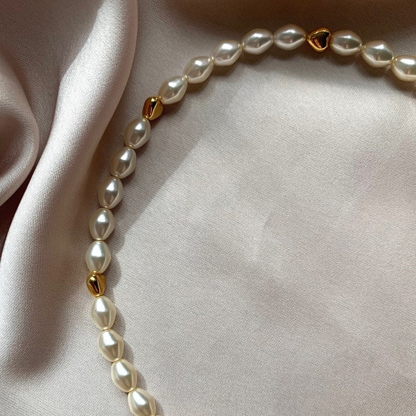 Pearl Necklace with golden plated hearts. Pearl choker. Elegant pearl jewelry. Beautiful trendy jewelry. Golden heart choker. Jewellery gift