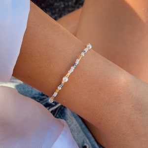 La Mer - Bracelet en perles. Bracelet d&#39;été en perles. Bracelet doré. Bijoux tendance en perles. Cadeau pour elle. De beaux bijoux élégants.