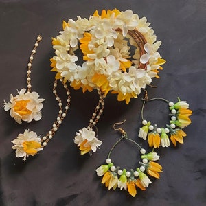 Yellow Floral Jewellery Set, Haldi Jewellery, Mayun Jewellery, Floral Tikka, Floral Bracelets, Floral Earrings, Gajray, Mehndi Bride,Tikka