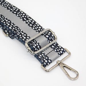 Correa para bolso de lunares: lona con lunares gris azul marino, herrajes plateados