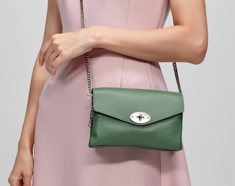 Bolso bandolera de piel verde salvia: Clutch de piel italiana con cadena