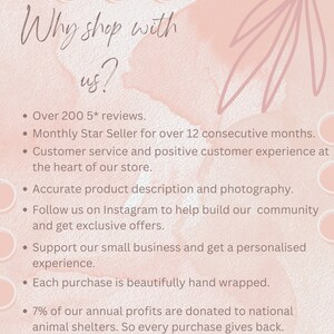 Puede incluir: Un gr&aacute;fico rosa y blanco con el texto "&iquest;Por qu&eacute; comprar con nosotros?" y una lista de razones para comprar en una peque&ntilde;a empresa. Las razones incluyen m&aacute;s de 200 rese&ntilde;as de 5 estrellas, el estado de vendedor destacado mensual, un excelente servicio al cliente, descripciones precisas de los productos y un compromiso de devolver a los refugios de animales.