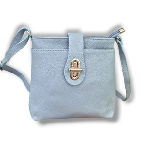 Umhängetasche aus himmelblauem Leder. Echtes Italienische Leder Umhängetasche.