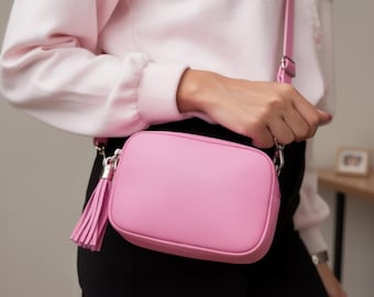 Borsa a tracolla in pelle rosa baby: pelle martellata italiana, finiture argentate