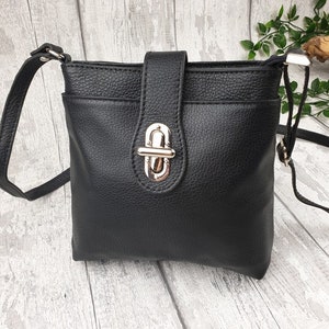 Schwarze Leder Umhängetasche. Schwarze Umhängetasche aus Italienischem Leder. Leder Spange Tasche