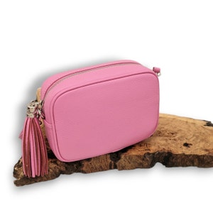 Umhängetasche Sara Baby Pink aus Leder. Echtes italienisches Narbenleder.