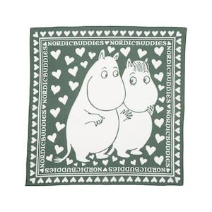 Könnte beinhalten: Ein quadratisches, grünes Bandana mit einer weißen Illustration von zwei sich umarmenden Zeichentrickfiguren, umgeben von weißen Herzen. Der Rand enthält den Text "NORDICBUDDIES" und weiße Herzen. Das Bandana ist aus weichem Stoff.