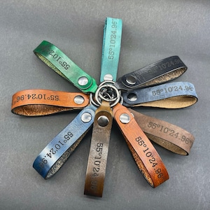 Personalisierte Veg Tan Leder Koordinaten Schlüsselbund, Hand gefärbt Breitengrad Längengrad GPS Schlüsselanhänger, benutzerdefinierte Hochzeit Leder Jahrestag Geschenk für sie