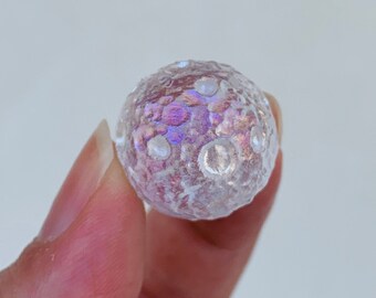 Cristal lunar de cuarzo transparente con cráteres