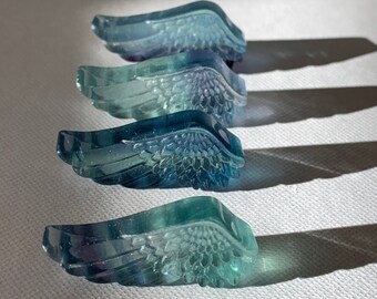 Corazones alados tallados en fluorita / Tallado de fluorita arcoíris / Regalos de cristal / Curación con Reiki / Envoltura de alambre