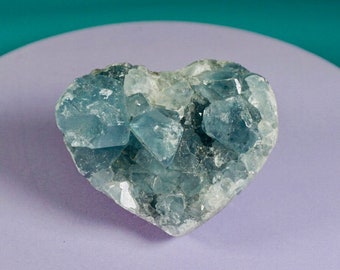 Geoda de corazón de celestita: cúmulo de cristales azules en bruto
