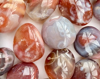 Ágata dendrítica roja en pulida: piedras para los chakras raíz y corona
