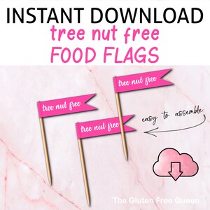 Könnte beinhalten: Drei rosa Flaggen mit dem aufgedruckten Text "tree nut free". Die Flaggen sind an Holzstöcken befestigt. Das Bild enthält den Text "INSTANT DOWNLOAD" und "The Gluten Free Queen".