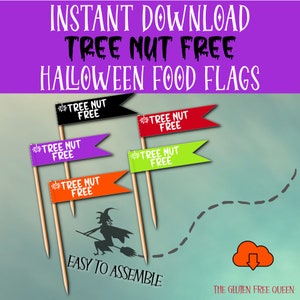 Puede incluir: Cinco banderas de comida de Halloween de colores con el texto "Tree Nut Free" impreso en ellas. Las banderas están unidas a pinchos de madera. Las banderas son de color negro, rojo, morado, verde y naranja. Las banderas están dispuestas en semicírculo alrededor de una bruja volando en una escoba. El fondo es un degradado de azul claro y verde. El texto "Easy to Assemble" está impreso debajo de las banderas. El texto "The Gluten Free Queen" está impreso debajo del fondo.