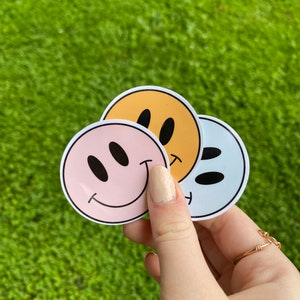 Smiley Face Sticker, Die Cut Vinyl Sticker, aesthetic sticker, Waterproof//Laptop Sticker- Trendy Water Bottle Sticker