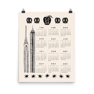 Può includere: Una stampa di calendario in bianco e nero del 2026 con illustrazioni di monumenti di New York, pretzel e una mela. Il calendario include i mesi dell'anno ed è stampato su uno sfondo color crema.