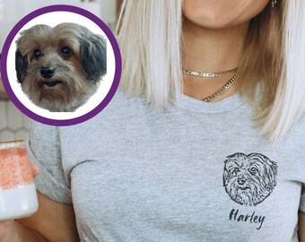 Puede incluir: Una camiseta gris con una ilustración en blanco y negro de la cabeza de un perro y el nombre "Harley" impreso en la parte delantera. El texto "YOUR PET'S PHOTO AND NAME!" está impreso en una pancarta blanca.