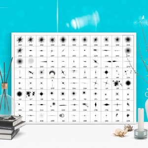 K&ouml;nnte beinhalten: Eine schwarz-wei&szlig;e Tabelle mit 225 verschiedenen Sternenausbr&uuml;chen und Lichteffekten. Die Tabelle befindet sich auf einer wei&szlig;en Oberfl&auml;che mit einer Vase mit Zweigen, einer Kerze und B&uuml;chern.