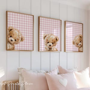 Puede incluir: Tres impresiones enmarcadas con adorables osos de peluche sobre un fondo de cuadros rosas. Los osos de peluche tienen pelaje marrón claro y miran por encima de los marcos dorados. Decoración de pared para la habitación de los niños.