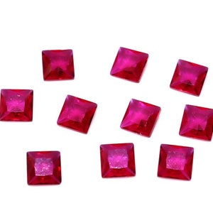 Puede incluir: Diez piedras de imitación cuadradas, facetadas, de color rojo rubí.