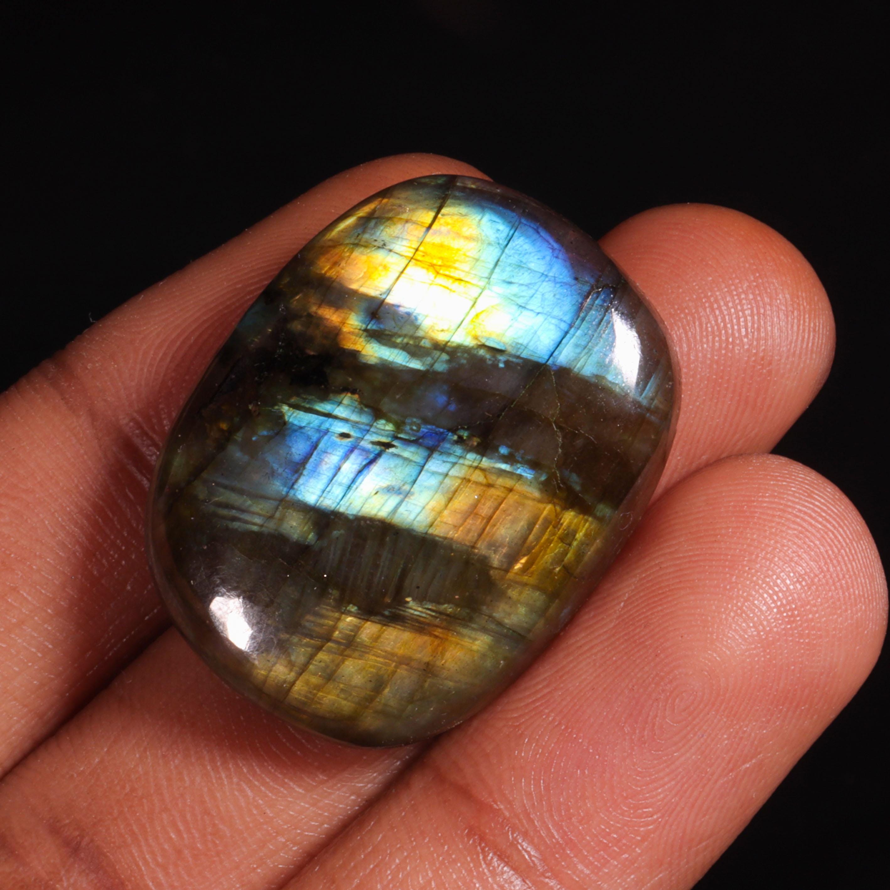 輝くラブラドライトカボション：天然ルース宝石（58.10カラット