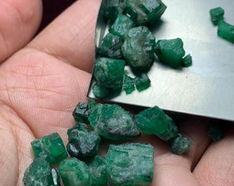 Piedra esmeralda en bruto: gema natural sin pulir, piedra de nacimiento de mayo, chakra del corazón.