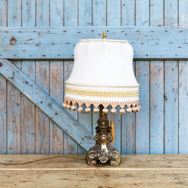 Prunkvolle, barocke Tischlampe aus Messing, wunderschön verschnörkelt