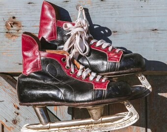 Vieux patins à glace vintage en rouge et noir