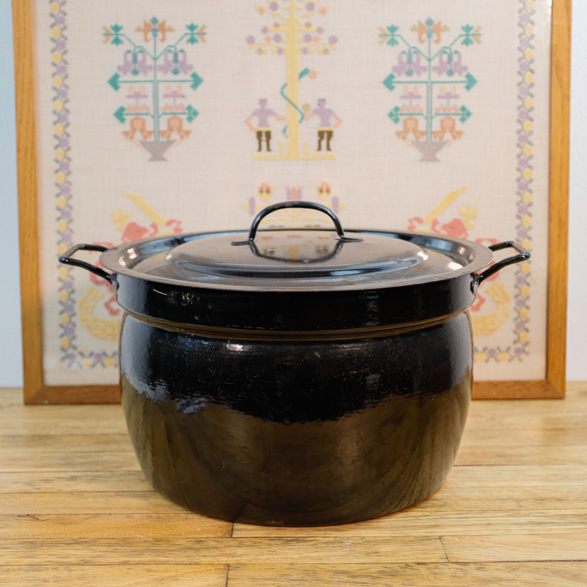 Large enamel cooking pot, black