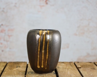 Kleine braune Vase mit Glasur in Gold