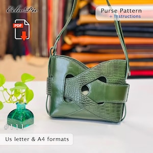 Op de afbeelding: Een groene leren handtas met een uniek uitgesneden ontwerp en een textuur van krokodillenleer. De tas heeft een schouderriem en een gespsluiting. De tekst "Purse Pattern + Instructions" is zichtbaar. De tekst "Us letter & A4 formats" is ook zichtbaar.