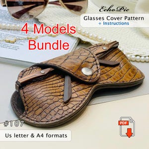 Puede incluir: Un estuche para gafas de cuero marrón con un patrón de cocodrilo. El estuche está cerrado y tiene una solapa con un cierre de botón. El estuche está diseñado para guardar gafas y tiene una ranura para las patillas de las gafas. La imagen incluye el texto "4 Models Bundle" y "#107".