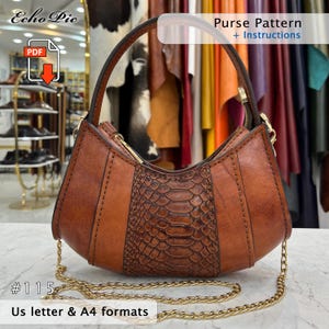 Puede incluir: Un bolso de cuero marrón con un panel central con textura de piel de serpiente y una correa de cadena dorada. El bolso tiene forma curva con un asa superior y cierre de cremallera. El texto "Purse Pattern + Instructions" es visible.