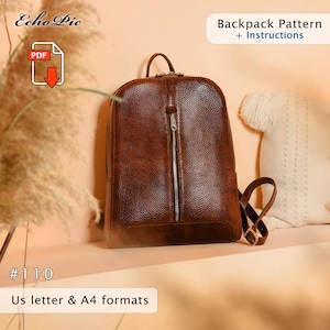 Può includere: Uno zaino in pelle marrone con cerniera verticale e maniglia superiore. L'immagine include il testo "Backpack Pattern + Instructions" e "Us letter & A4 formats". Lo zaino è su una superficie chiara.