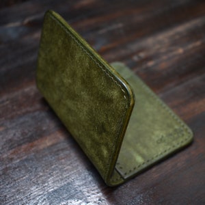 No. 05 Vertical Bifold - Billetera Bifold Vertical "Olive" en Badalassi Carlo Pueblo, Cuero VegTan de grano completo, Portatarjetas minimalista EDC delgado