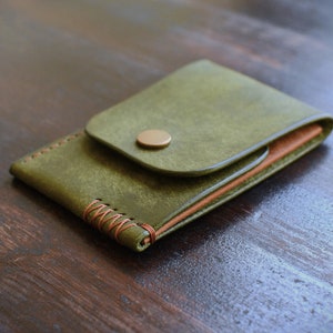 Titular de la tarjeta Snap No. 03 - Cartera de oliva y coñac en Badalassi Carlo Pueblo, cuero curtido vegetal de grano completo, cartera delgada del titular de la tarjeta EDC