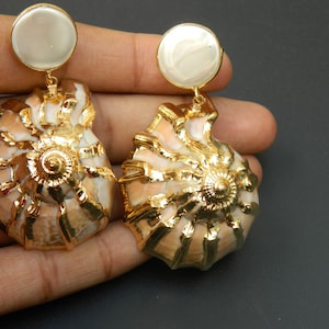 Boucle d&#39;oreille en coquillage, Coquillage plaqué or, Boucles d&#39;oreilles en coquillage naturel, Bijoux élégants, Boucle d&#39;oreille en coquillage, Belle boucle d&#39;oreille, Cadeau pour femme