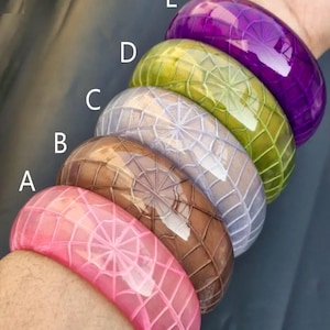 Carved Spider Resin Bangle Bracelet, Modern Trendy Jewelry