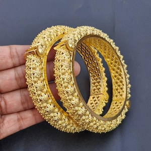 バングル2個セット 花柄モチーフ 金メッキ 真鍮バングル ブレスレット (カダ) 開閉可能 手作り 伝統的 ヴィンテージスタイル インド製バングル