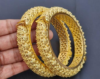 Brazaletes de latón chapados en oro, pulsera Kada india floral (juego de 2)